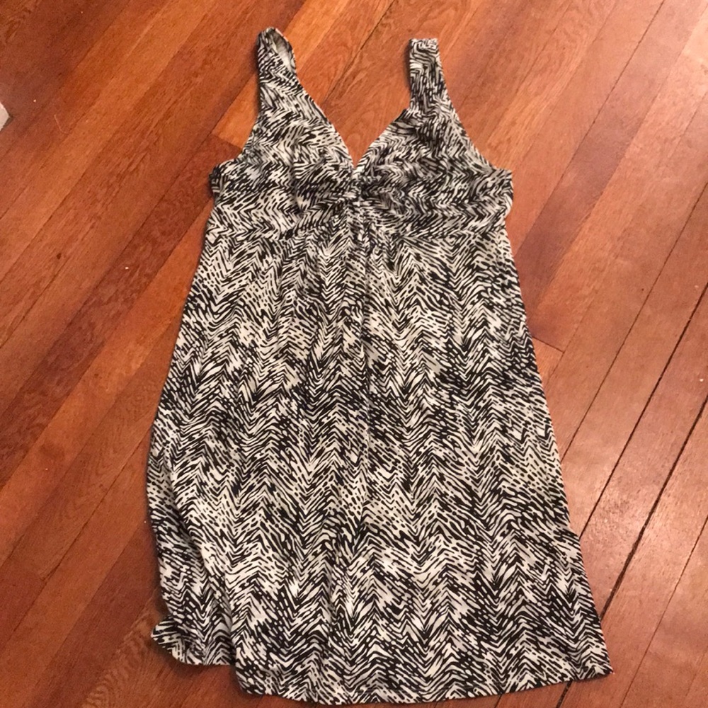 White and navy blue patterned v-neck dress - M
